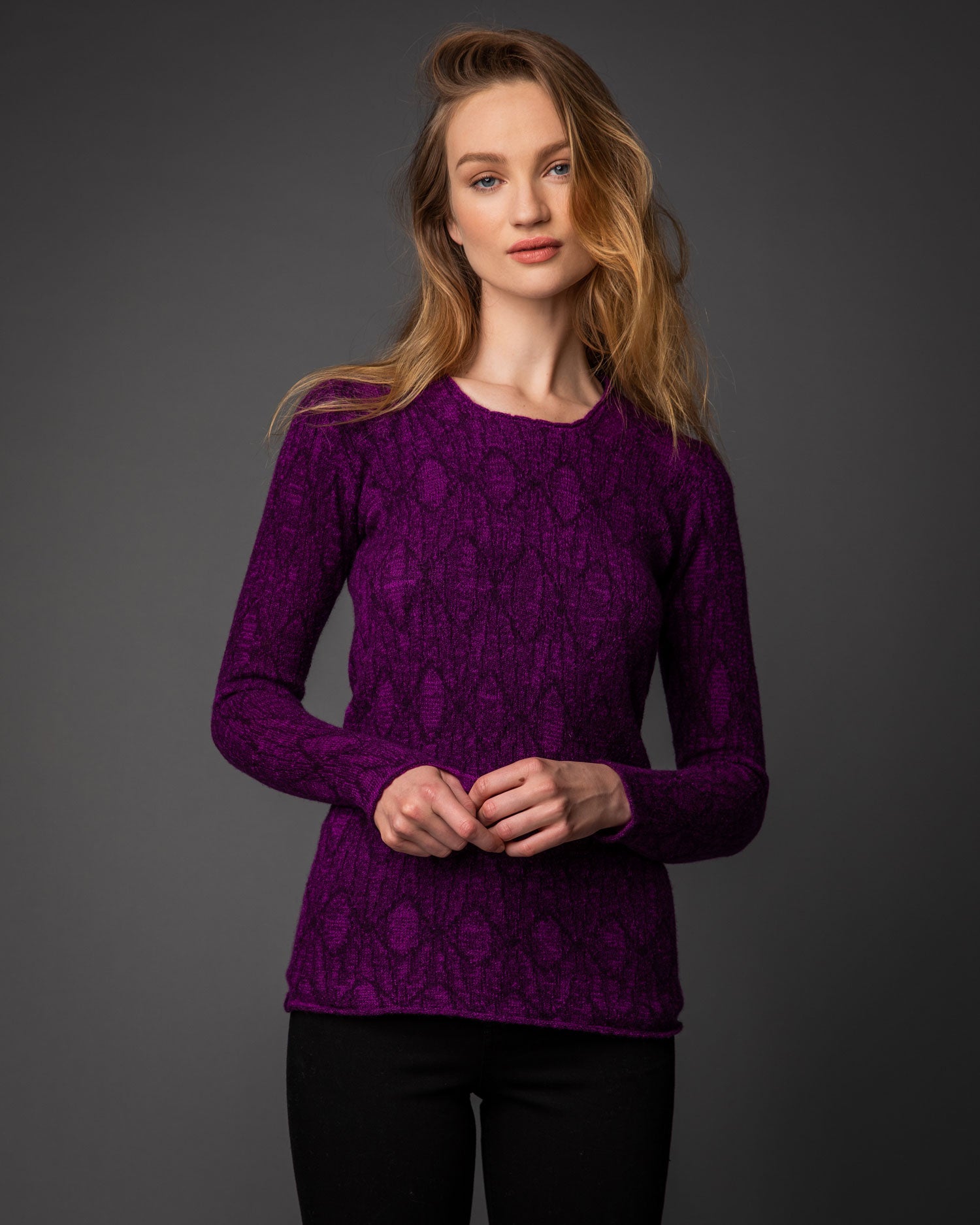 Stretch knit fitted cashmere sweater
