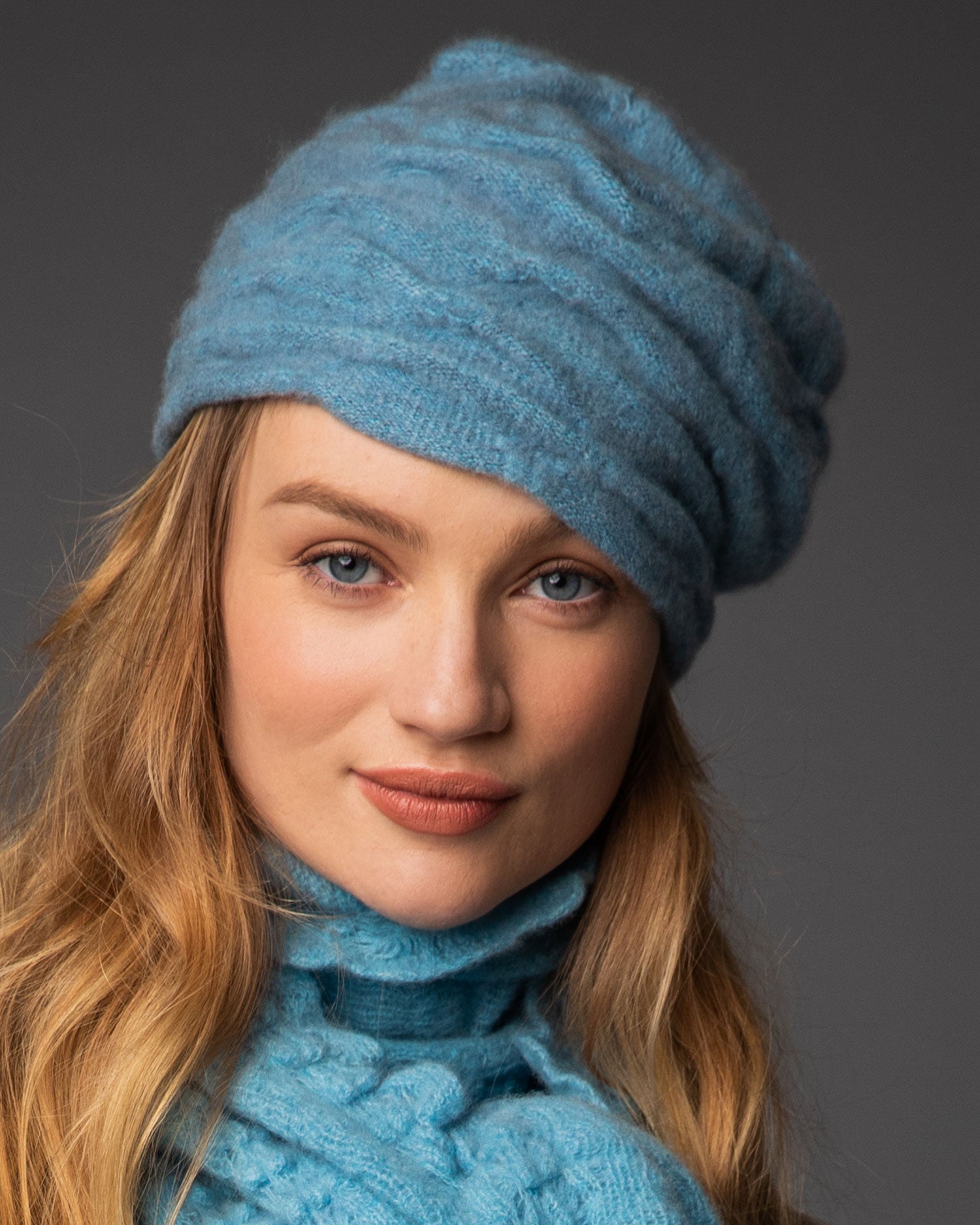 Textured cosy winter cashmere hat.